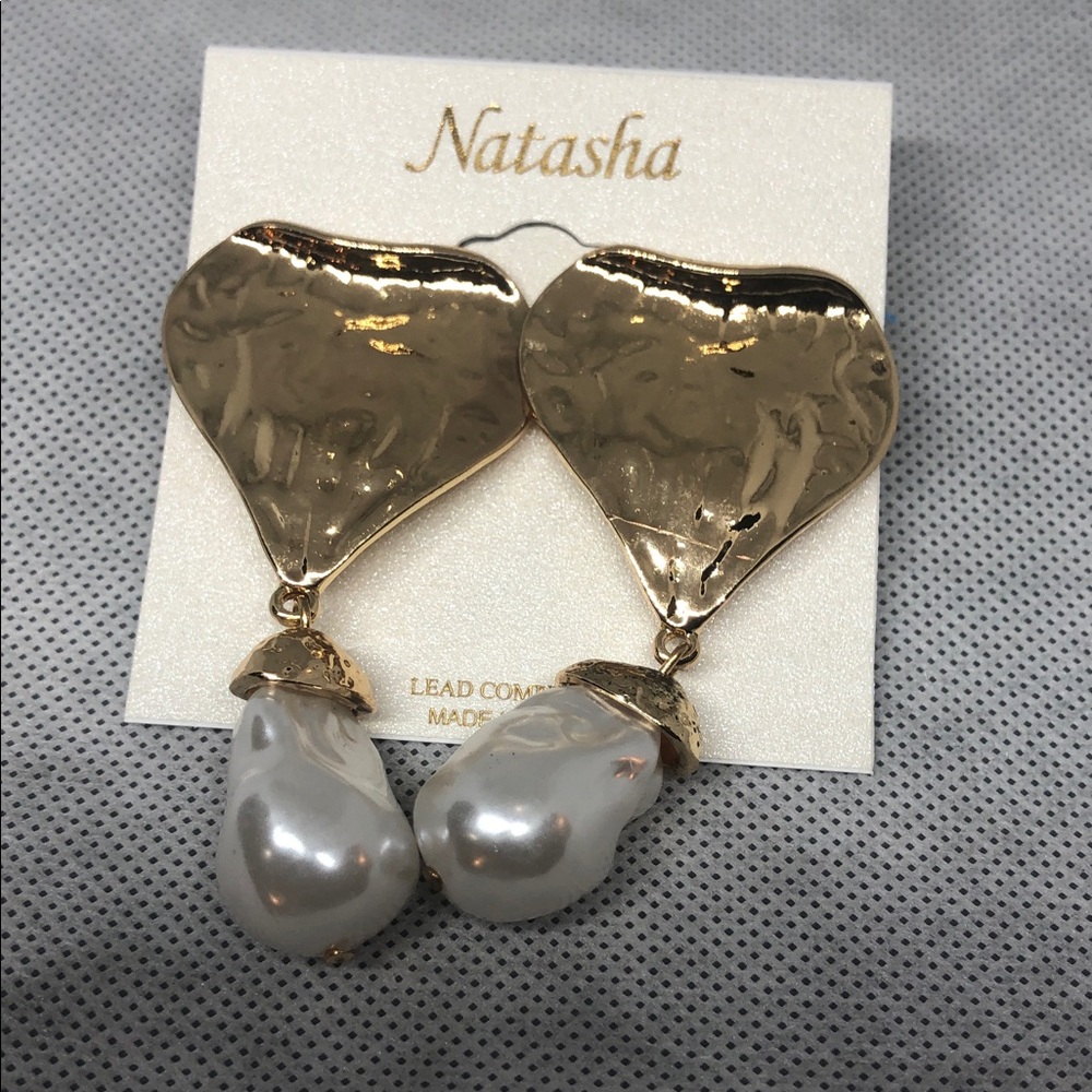 Natasha Couture gold tone hammered heart and baroque pearl drop‎ earrings new